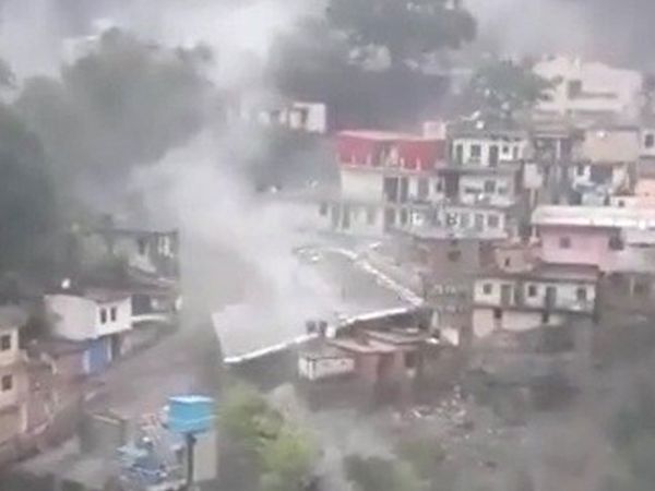 Khaskhabar/उत्तराखंड के देवप्रयाग में बादल फटने से भारी तबाही मच गई। हादसे से इलाके के शांति बाजार में कई दुकानें बह गईं। एक आईटीआई का तीन मंजिला भवन भी पूरी तरह से ध्वस्त हो गया। देवप्रयाग नगर से