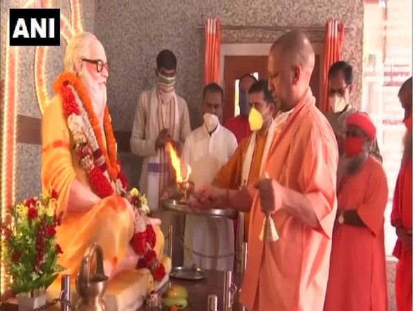 गुरु पूर्णिमा पर सीएम योगी ने गोरखनाथ मंदिर में टेका मत्‍था, की विशेष पूजा-अर्चना