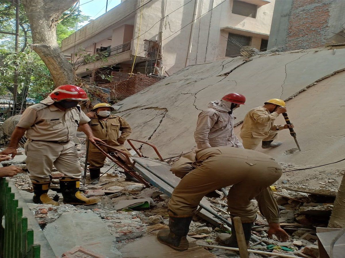 Building collapses in Delhi: सत्य निकेतन इमारत हादसा, मलबे से दो शव निकाले, 5 के अभी दबे होने की आशंका