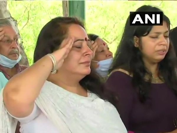 कर्नल आशुतोष शर्मा को पत्‍नी, बेटी ने दी अंतिम विदाई, Video