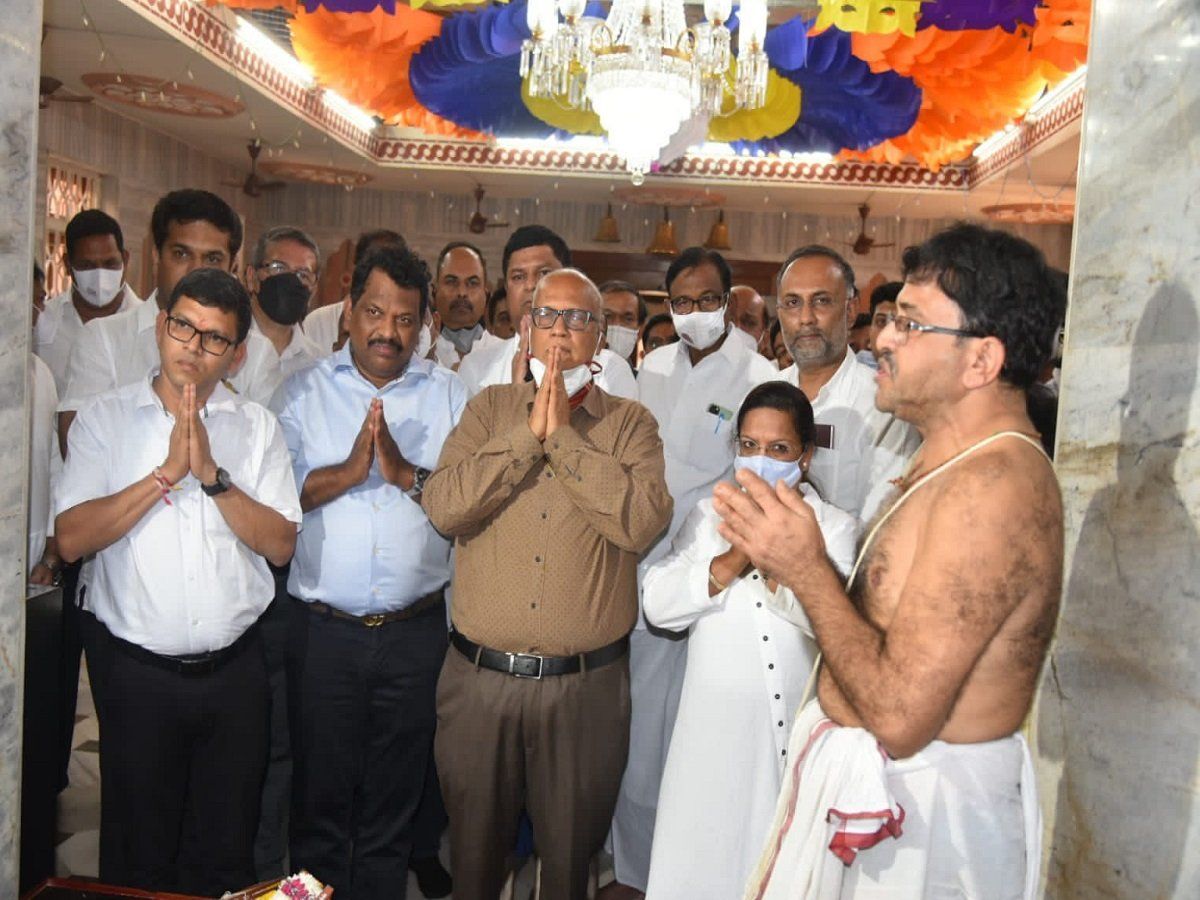 गोवा: कांग्रेस दिला रही उम्मीदवारों को वफादारी की कसम, घुमा रही मंदिर-मस्जिद-चर्च
