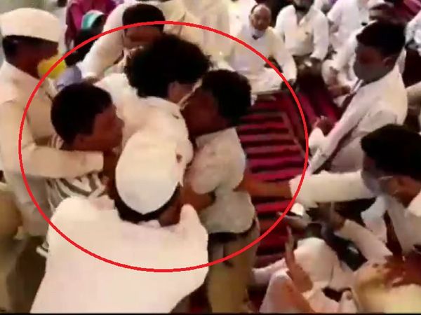 Congress workers fight