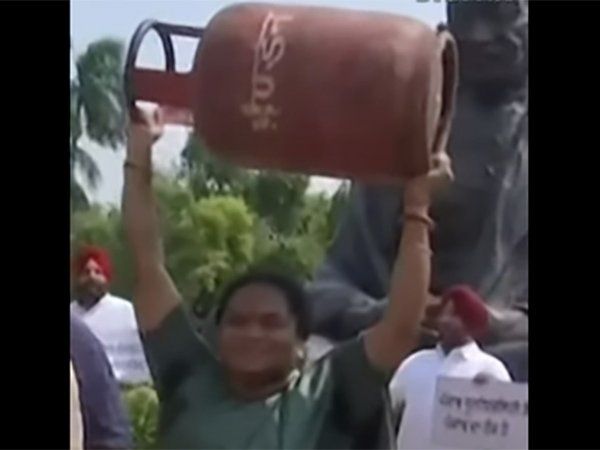 congress MP Phulo Devi lifted cylinder