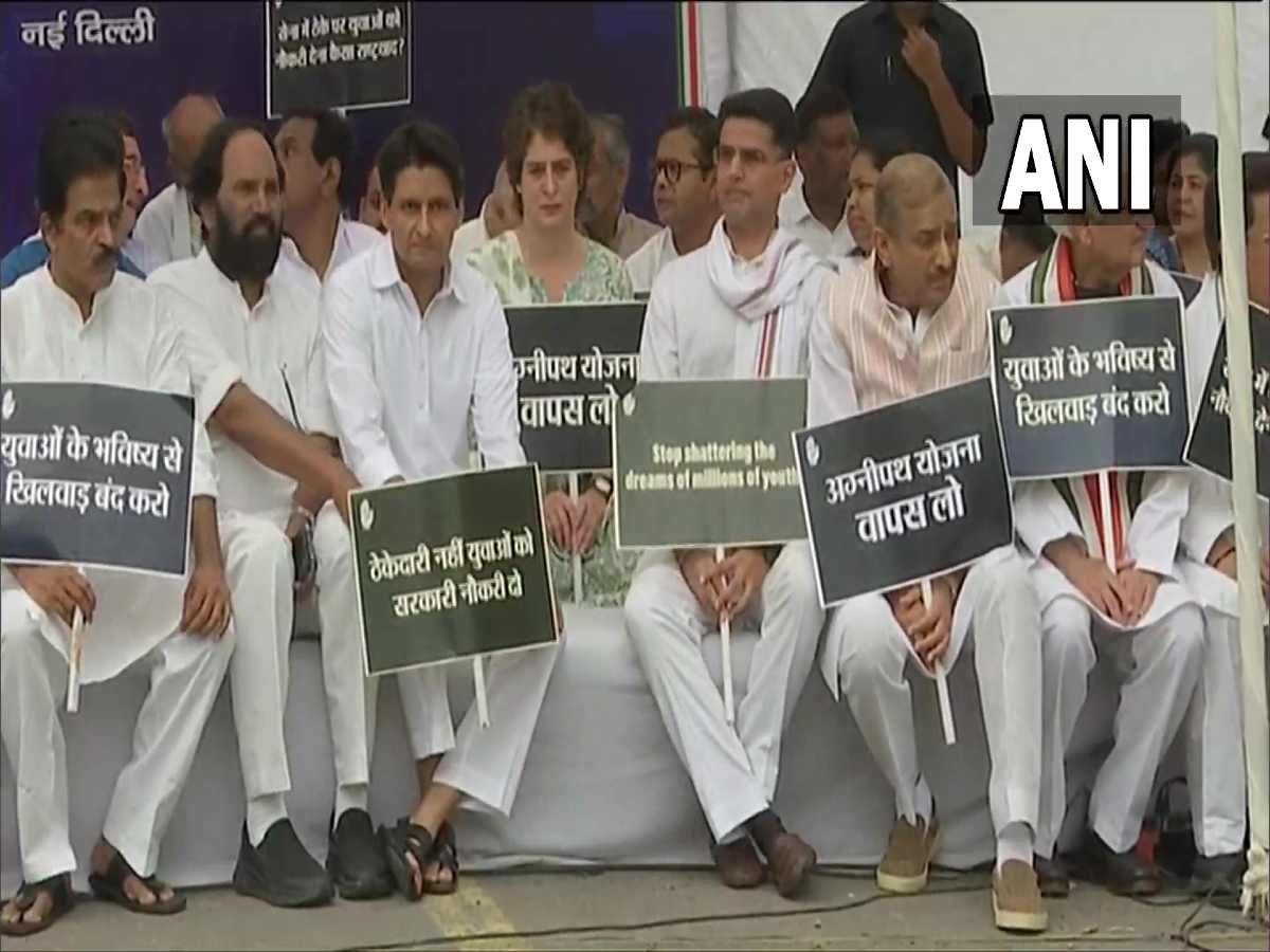 Agnipath Scheme Protests: 'अग्निपथ' के खिलाफ जंतर-मंतर पर कांग्रेस का सत्याग्रह जारी, राहुल-प्रियंका भी हुए शामिल