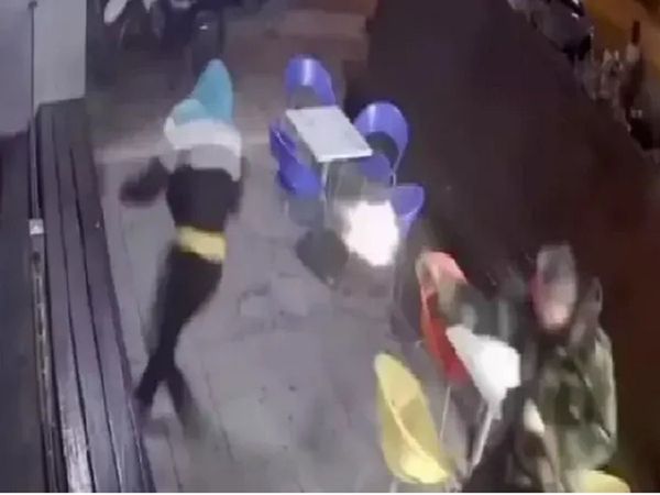 एक हाथ में आइसक्रीम, दूसरे से लुटेरों पर फायरिंग, इंटरनेट यूजर्स को भाया पुलिसकर्मी का ये खास अंदाज [Video]