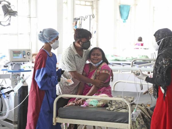 उफ्फ! आखिर कहां जाकर थमेगा ये कोरोना, 24 घंटों में 3 लाख से अधिक केस