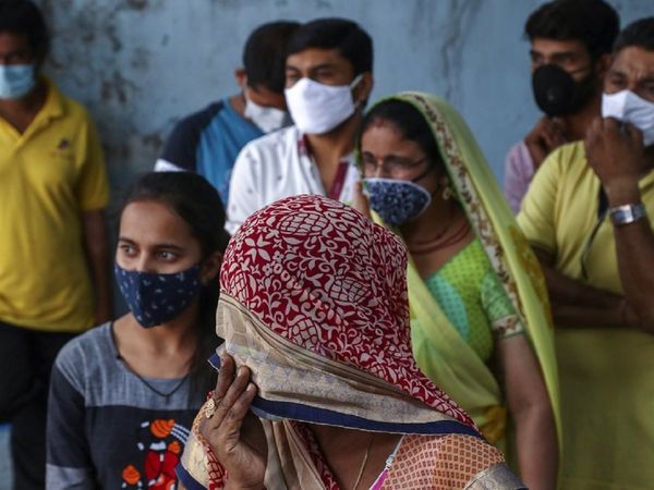 Covid-19 cases in India: 88 दिनों में पहली बार 24 घंटे में 55 हजार से कम केस, 1422 लोगों ने गंवाई जान