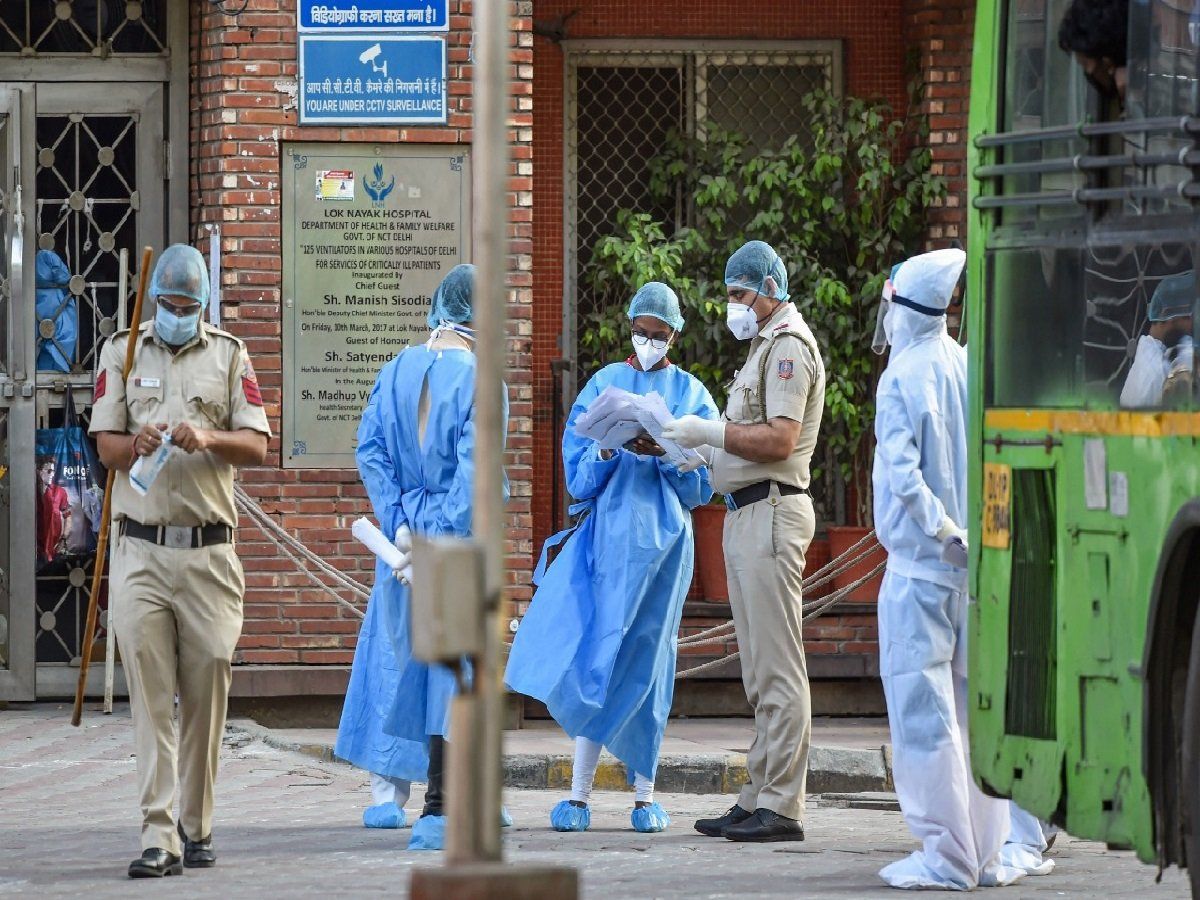 Corona Cases in Delhi: दिल्ली में कोरोना में एक दिन में 131 मौत, हालात गंभीर