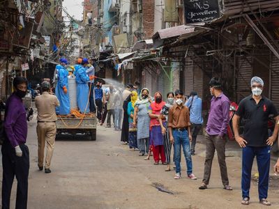 कोरोना के खिलाफ लड़ाई में निगरानी ही सबसे बड़ा हथियार, करीब 10 लाख लोगों पर रखी जा रही है निगाह कोरोना के खिलाफ लड़ाई में निगरानी ही सबसे बड़ा हथियार, करीब 10 लाख लोगों पर रखी जा रही है निगाह