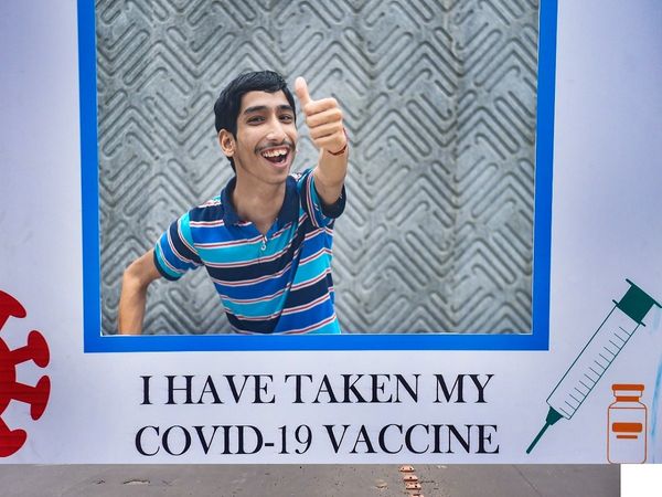 Corona Vaccination: वैक्सीन लगवाने से डरें नहीं, एम्स की रिपोर्ट में आशंका साबित हुई निर्मूल