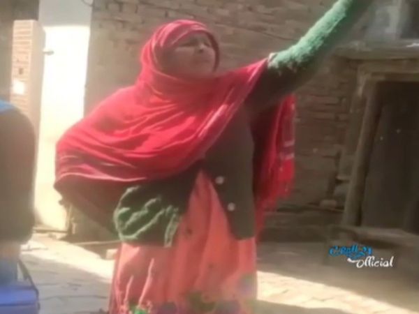 Funny Video woman raised her voice in the locality to get the corona vaccine Video Viral