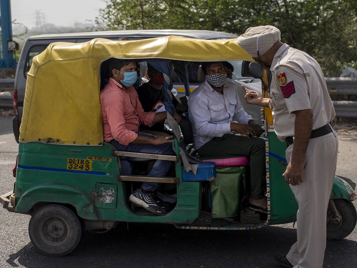 संक्रमित व्यक्ति के संपर्क में आने पर कब है कोरोना होने का खतरा? जानें डॉक्टर का जवाब