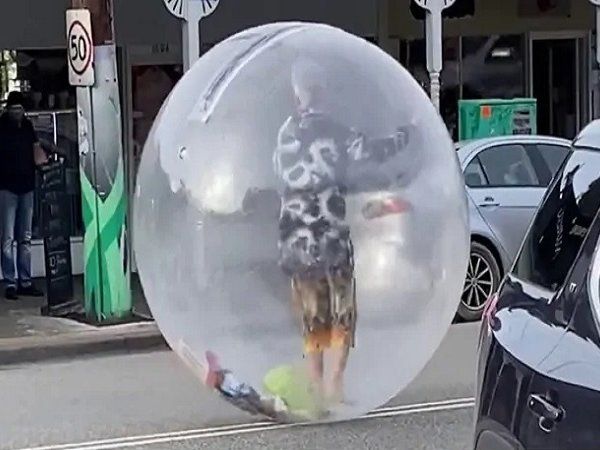 Man covered himself in a big plastic bubble to protect from coronavirus ...