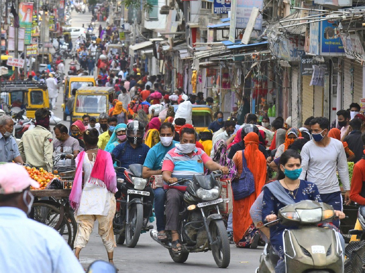 Omicron के 101 केस, सरकार ने कहा- गैर-जरूरी यात्रा, सामूहिक समारोहों से बचने का समय