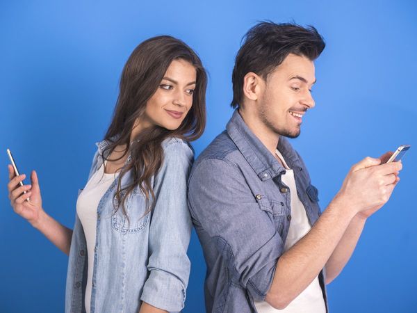 Relationship Tips In hindi should you reveal your relationship status on social media