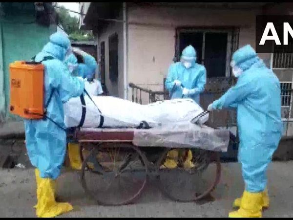 कोविड-19: एंबुलेंस, वेंटीलेटर बेड के अभाव में युवक ने तोड़ा दम, ठेले पर ले जाया गया शव
