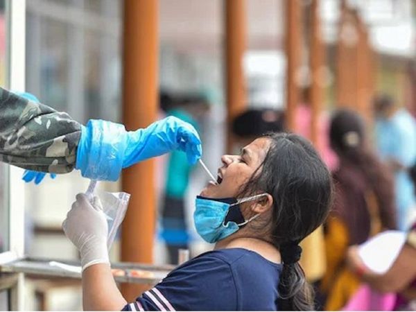 Covid 19: वैक्‍सीन की 4 डोज लगवाने के बाद भी संक्रमण से नहीं बच पाई महिला, जानें पूरा मामला 