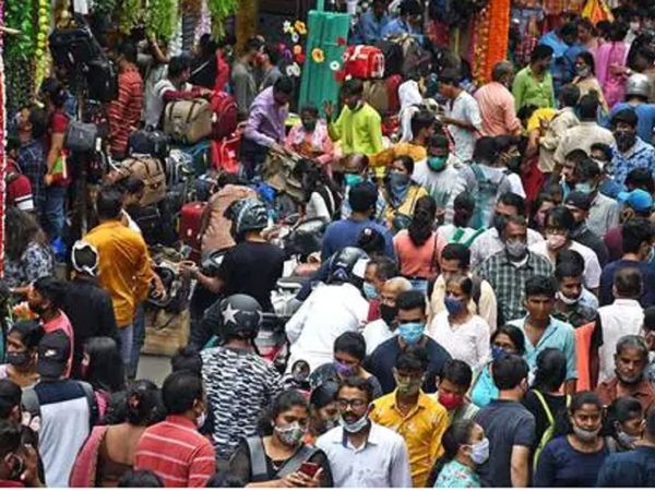 त्‍योहारों को देखते हुए बाजारों में भीड़ बढ़ने लगी है, जिससे संक्रमण केस बढ़ने का अंदेशा है 