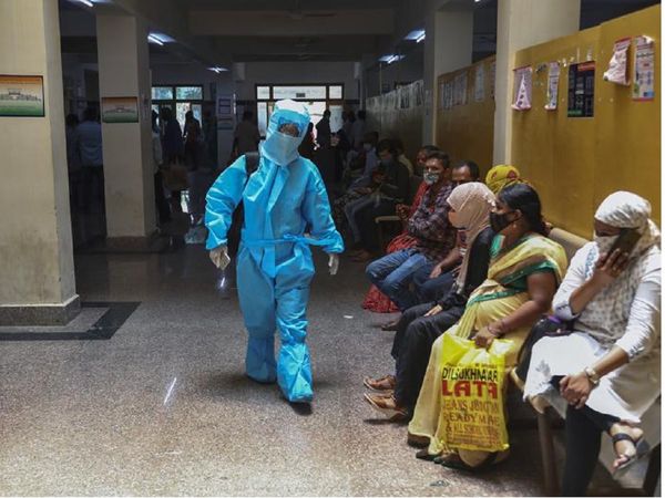 कोविड-19 की तीसरी लहर इसी महीने दे सकती है दस्‍तक : रिपोर्ट