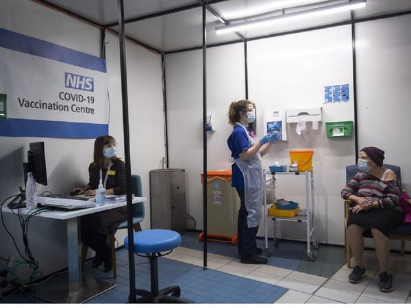 वैक्‍सीन का बूस्‍टर डोज देगा Omicron से बचाव! ब्रिटेन ने टीके की तीसरी खुराक पर लिया अहम फैसला