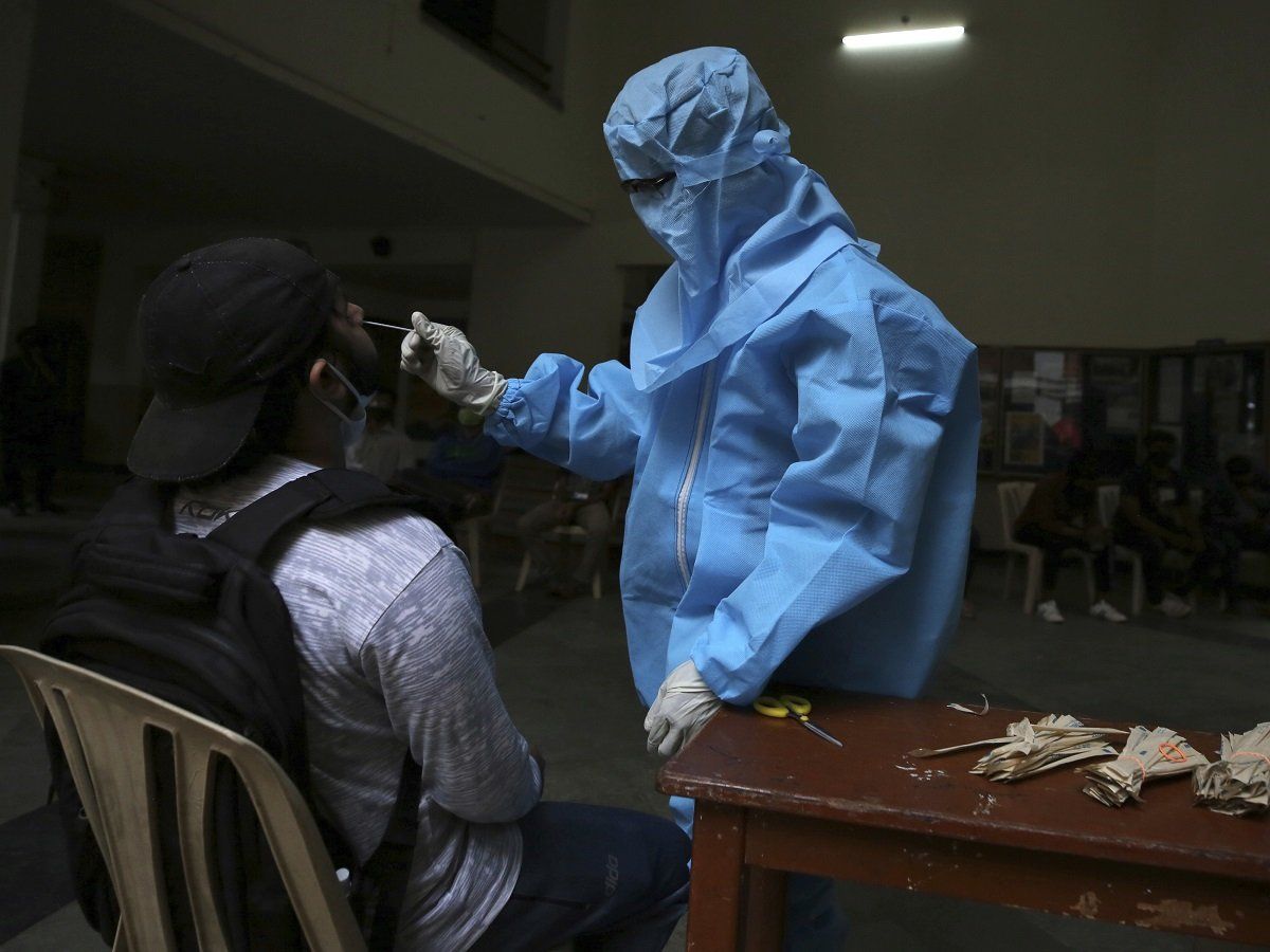 Coronavirus in India: 4 महीने बाद नए मामलों की संख्या 30000 से नीचे, मृतकों की संख्या 1,30,519 हुई