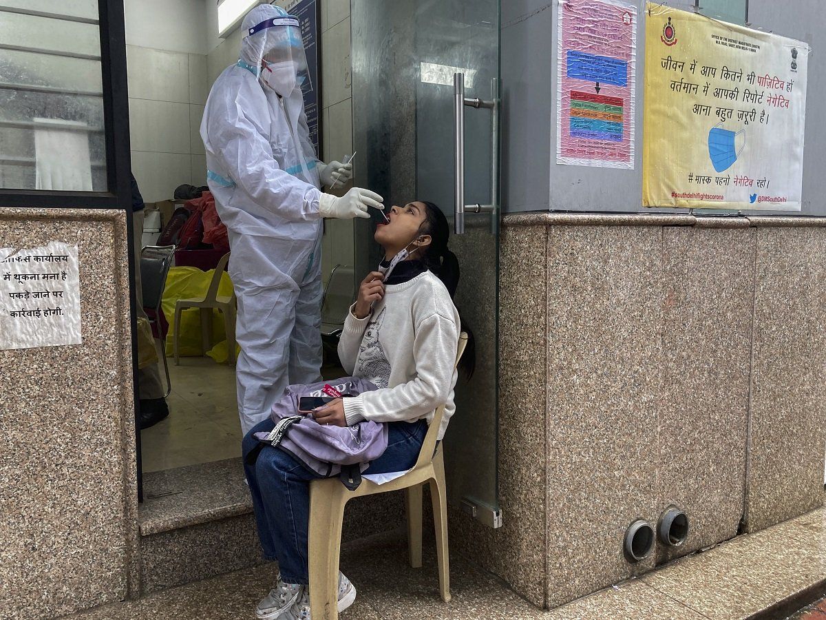 Delhi: 6 बड़े अस्पतालों के 750 से ज्यादा डॉक्टर कोविड पॉजिटिव, कामकाज पर असर, नियमित क्लीनिक और सर्जरी बंद