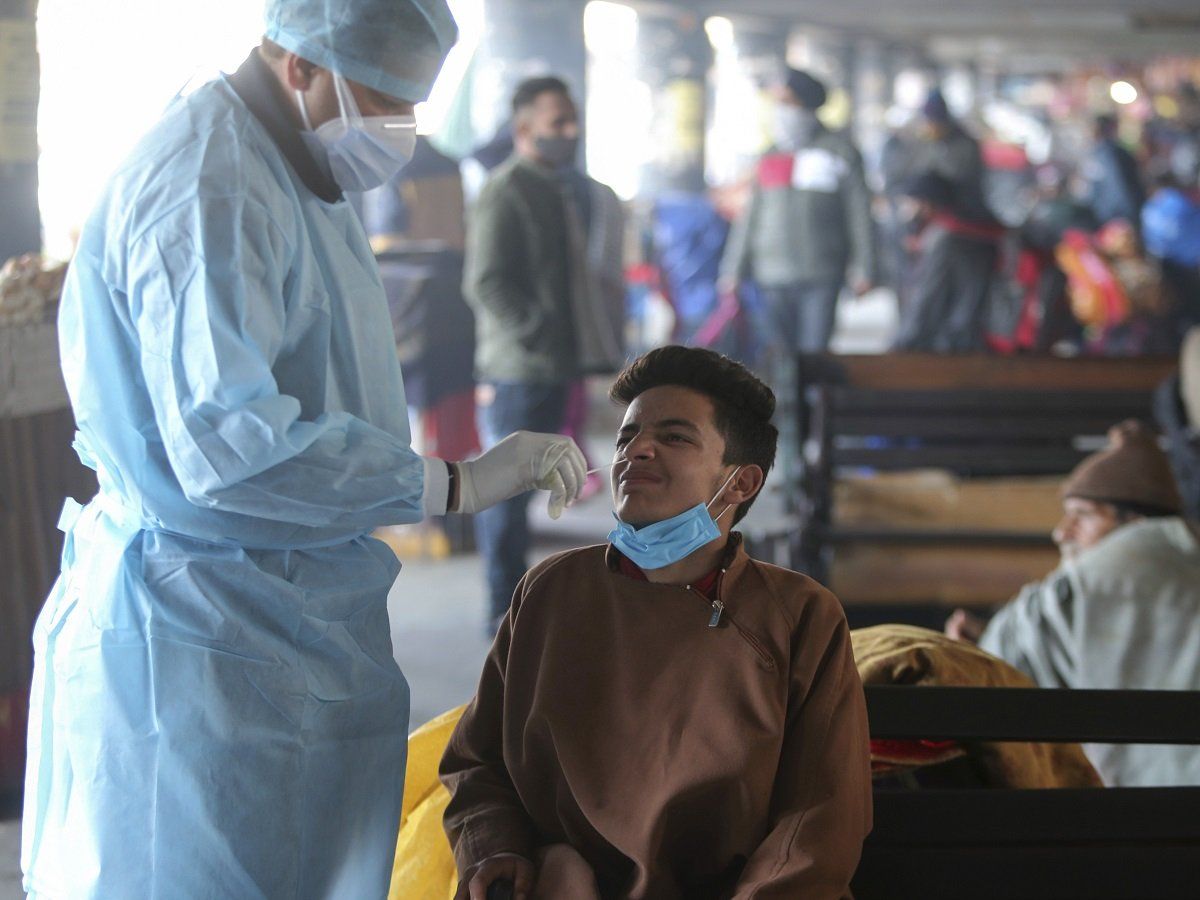 Coronavirus in india: देश में कोविड के 2 लाख 68 हजार से ज्यादा नए केस, 24 घंटे में 402 मौतें, Omicron के मामले 6000 पार