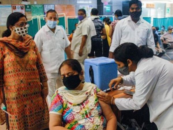 महिला को कोविड रोधी वैक्‍सीन लगाती एक स्‍वास्‍थ्‍यकर्मी (फाइल फोटो)