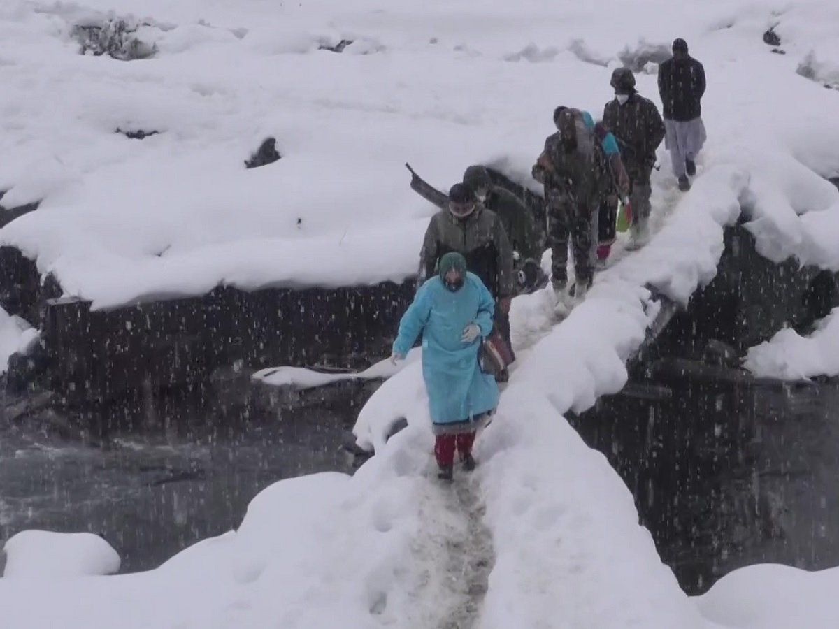 Jammu Kashmir: भारी बर्फबारी, PAK और आतंकी खतरे के बीच LoC पर कैसे हो रहा कोविड वैक्सीनेशन? देखें वायरल वीडियो, तस्वीरें