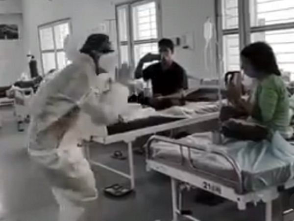 'सोचना क्‍या जो भी होगा देखा जाएगा', कोरोना मरीजों का कुछ इस तरह दिल बहला रहे हैं वॉरियर्स, Video Viral