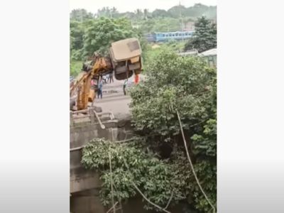Crane fell into the water while lifting a truck Shocking Video Goes Viral Crane fell into the water while lifting a truck Shocking Video Goes Viral