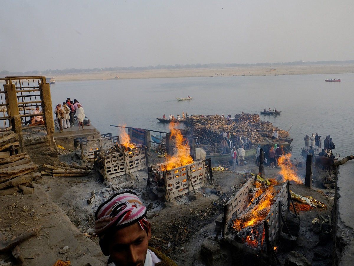 Cremation in Unnao: 'ऐसा मंजर कभी देखा ना था, उन्नाव के घाटों पर अंतिम क्रियाकर्म के लिए जगह की पड़ी कमी'