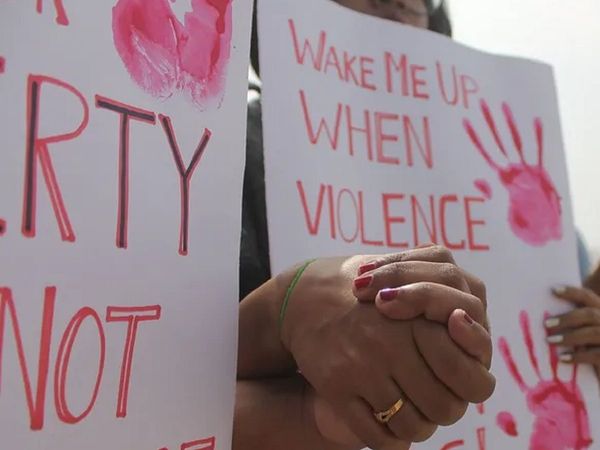 महिलाओं के खिलाफ बीते एक साल में 30 फीसदी बढ़ा अपराध, उत्‍तर प्रदेश से आई सर्वाधिक शिकायतें : NCW