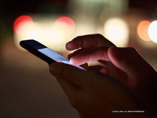 नहाते समय चोरी से ली महिला की फोटो,पुलिस के हत्थे चढ़ा आरोपी (प्रतीकात्‍मक फोटो)