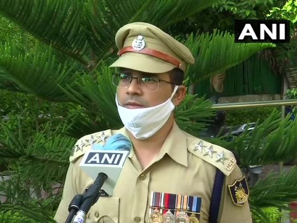 'राष्‍ट्र पहले', वीरता पदक पाने के बाद बोले CRPF अफसर, शहीद मो. यासीन को समर्पित किया मेडल