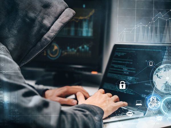 Cyber ​​criminal was living in a luxurious flat by cheating one crore