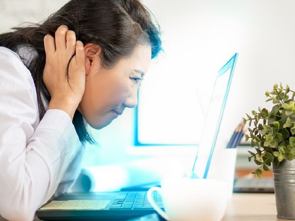 फोन देखने से आता है चक्‍कर? इस बीमारी के हो सकते हैं लक्षण