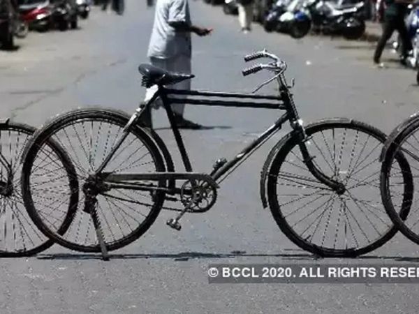 Prayagraj News: साइकिल में लिपटा सांप बनकर आया काल, दिल की धड़कन हुई बेकाबू और चली गई उस शख्स की जान