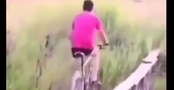 Viral: passion for stunts, man was riding a bicycle on dangerous path