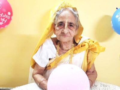 93-year-old grandmother of Kolkata dance on Aankh Mare song goes viral 93-year-old grandmother of Kolkata dance on Aankh Mare song goes viral