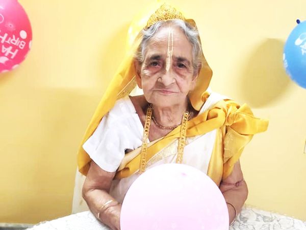 93-year-old grandmother of Kolkata dance on Aankh Mare song goes viral 