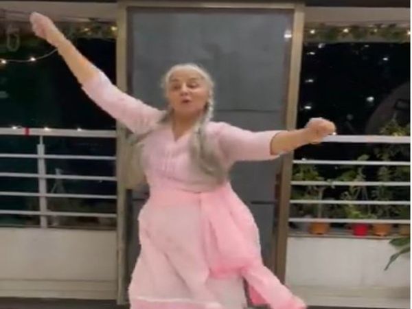 Dance Viral Video Desi dadi dance on koi ladka hai song video goes viral