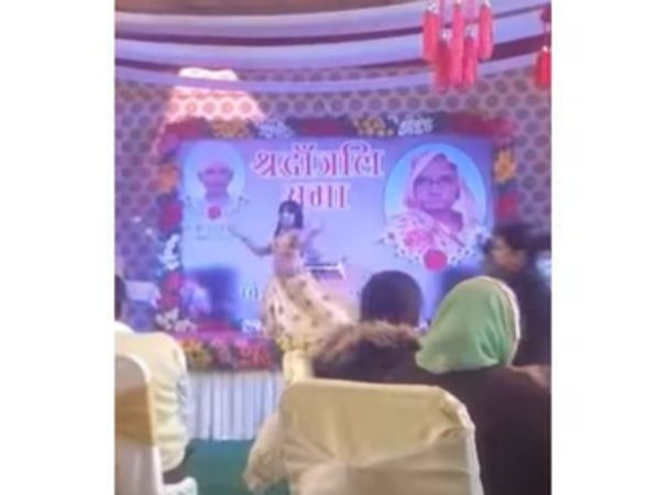 Dancer performing dance at amma funeral Funny Video Goes Viral