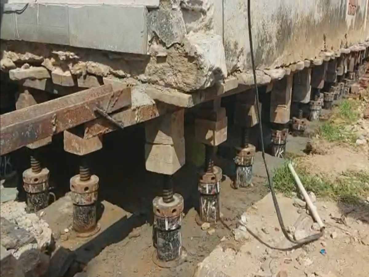 Rajasthan: दौसा में 24 साल पुराने मकान को किया जा रहा है 4 फीट ऊंचा, लगाए गए हैं 200 जैक