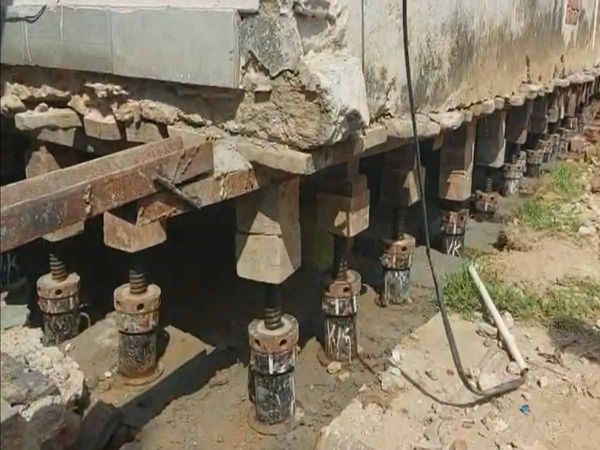 Rajasthan dausa 24 years old house is being made 4 feet high 200 jacks have been installed