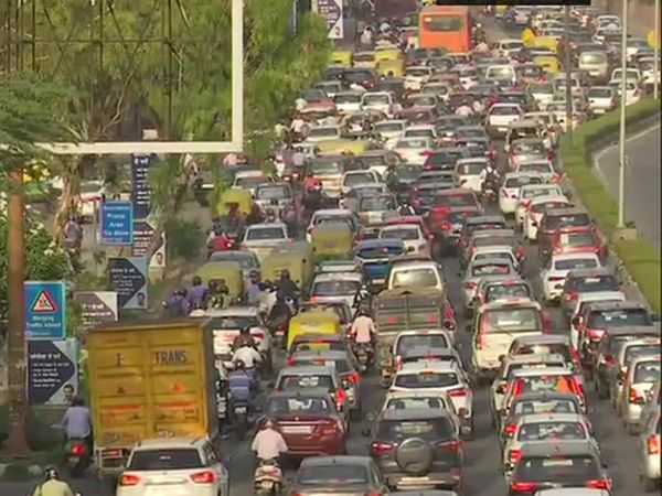 Delhi: Heavy traffic congestion seen at ITO and Yamuna Bridge in lockdown 4