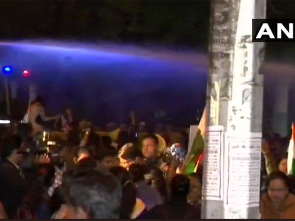 Delhi Protest: रेप की घटनाओं पर फूटा दिल्ली का गुस्सा, निकाला विरोध मार्च, पुलिस ने डालीं पानी कौ बौछारें