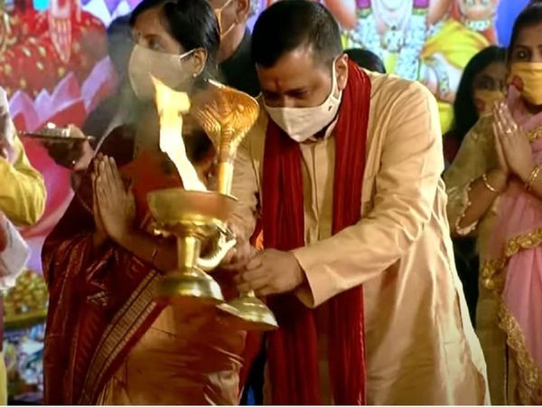 दिल्‍ली में CM केजरीवाल ने की अक्षरधाम मंदिर में दिवाली पूजा, पटाखा बैन के बावजूद खूब हुई आतिशबाजी [PICS]
