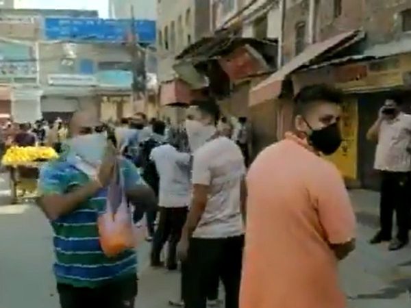 शराब की दुकान के बाहर लोगों पर बरसाए फूल, कहा-आपसे ही उम्मीद