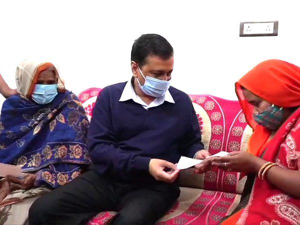 दिल्ली सरकार ने 'कोरोना वारियर्स' का किया सम्मान, परिवार को दिए 1-1 करोड़ के चेक